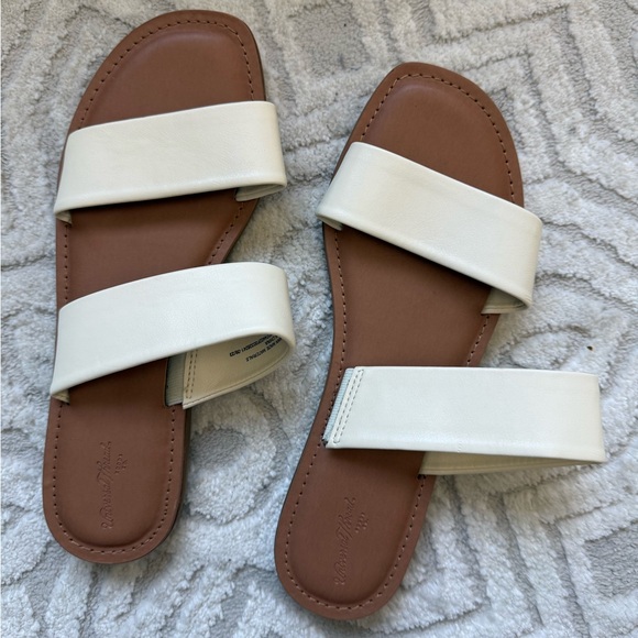 Universal Thread Shoes - Universal Thread Size 9 Sandals 🤎 NEW WITHOUT TAGS